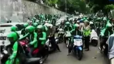 Ojek online serang ojek pangkalan di Stasiun Cawang, hingga buruh di Surabaya dobrak pagar pabrik akibat PHK massal.