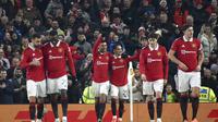 Gelandang Manchester United (MU), Casemiro (ketiga dari kiri), berselebrasi bersama rekan-rekan setimnya, termasuk Antony (ketiga dari kanan), dalam laga kontra Reading di putaran keempat Piala FA di Old Trafford, Minggu (29/1/2023) dini hari WIB. (AP Photo/Rui Vieira)