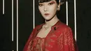 Dengan nuansa merah dan bergaya etnik, Isyana terlihat begitu sempurna sertan tampilan beraksen bold pada rambutnya. [Foto: Instagram/ Isyana Sarasvati ]