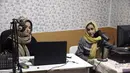 Sadai Banowan, yang berarti suara wanita dalam bahasa Dari, adalah satu-satunya stasiun radio yang dikelola wanita di Afghanistan.  Stasiun radio ini berdiri sejak 10 tahun lalu dan memiliki delapan staf, enam di antaranya perempuan. (Sadai Banowan via AP)