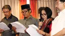 Sejumlah tokoh, aktivis, dan akademisi membacakan poin dalam 'Seruan Moral Kebinekaan' di Jakarta, Selasa (20/2). Ketiga, Presiden Jokowi berulang kali menegaskan bahwa tidak ada tempat intoleransi di Indonesia. (Liputan6.com/Angga Yuniar)