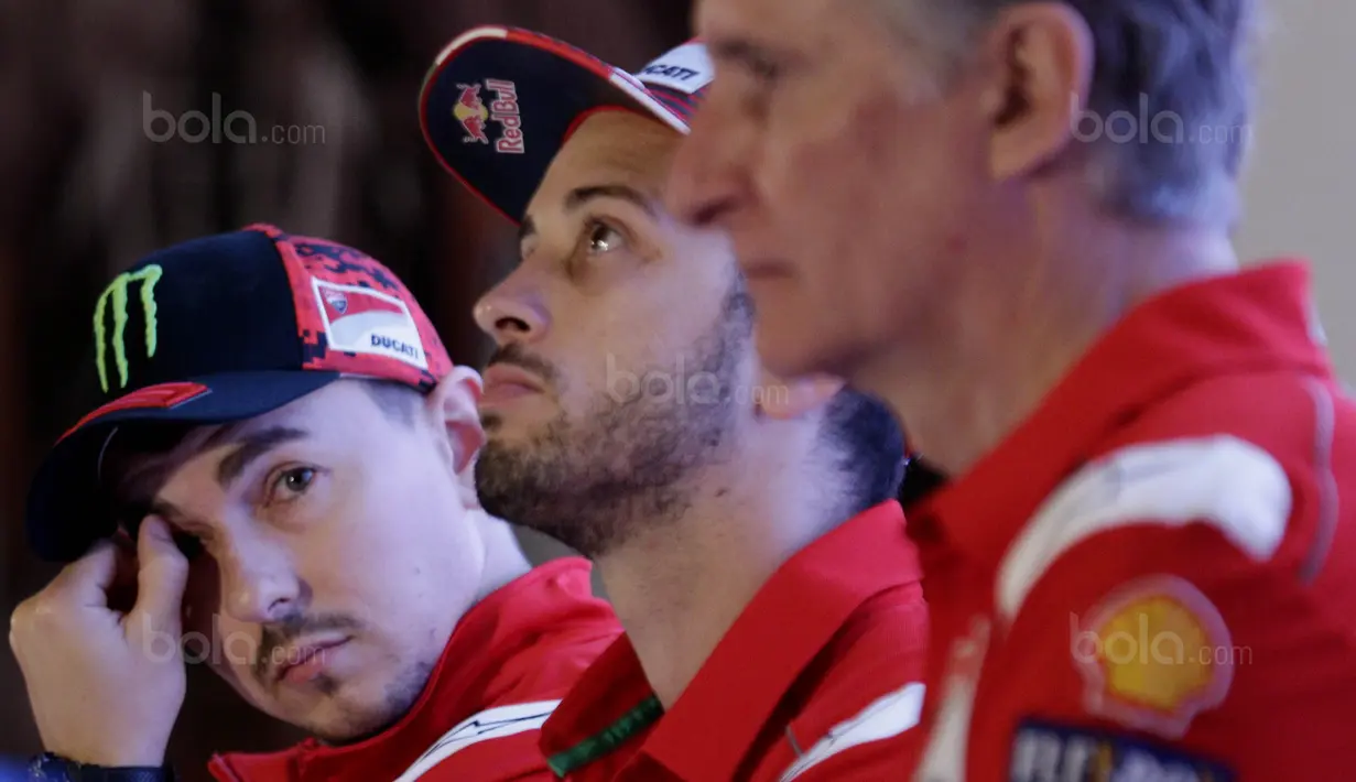 Pebalap Ducati, Andrea Dovizioso (tengah) dan Jorge Lorenzo, saat jumpa pers di Hotel Sheraton, Jakarta, Kamis (1/2/2018). Acara bertajuk "Libas Tantanganmu" ini merupakan rangkaian kampanye dari Shell Advance. (Bola.com/M Iqbal Ichsan)