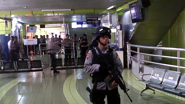 Penjinak Bom Evakuasi Tas Hitam di ATM BNI Stasiun Gambir