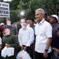Gubernur Jawa Tengah Ganjar Pranowo ikut bagikan takjil bersama pasangan capres 'Jokowi-Amin' dan 'Prabowo-Sandi' di Plaza Manahan Solo.(Liputan6.com/Fajar Abrori)