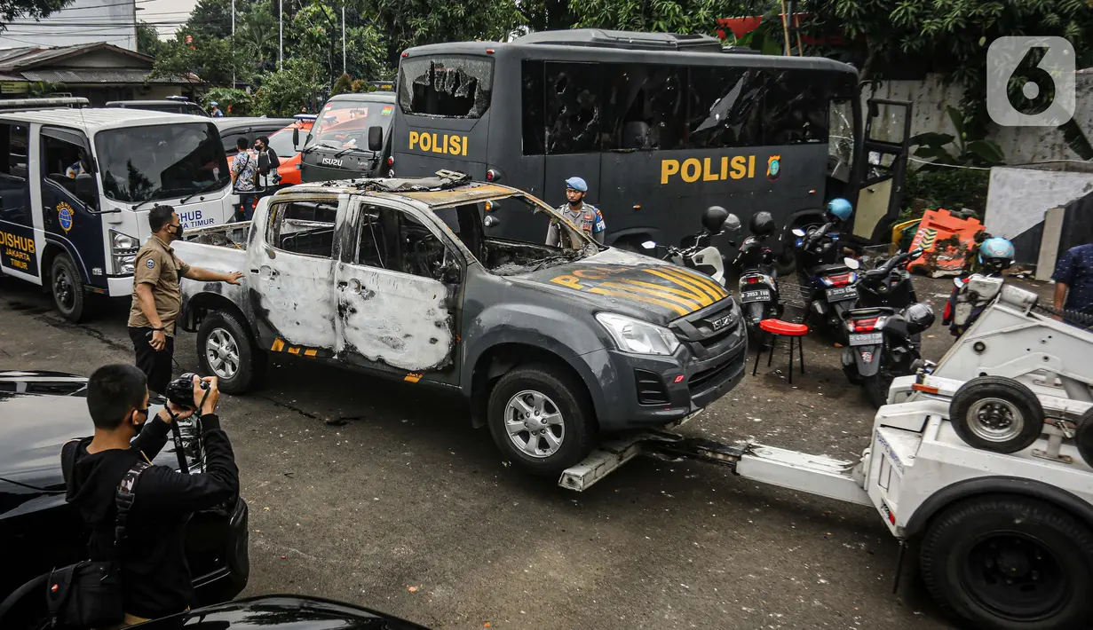 Suasana pascapenyerangan di Polsek Ciracas, Jakarta, Sabtu (29/8/2020). Polsek Ciracas  diserang oleh sejumlah orang tak dikenal pada Sabtu (29/8) dini hari. (Liputan6.com/Faizal Fanani)