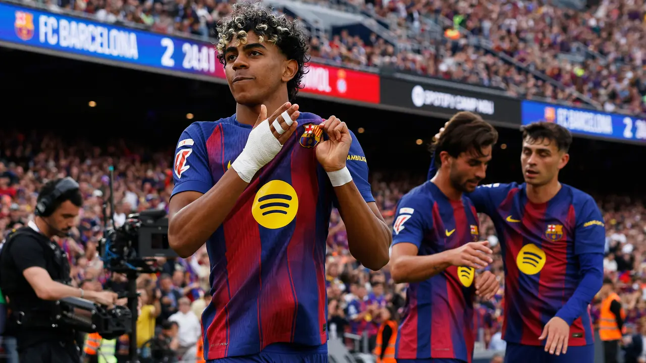 Pemain Barcelona Lamine Yamal (kiri) berselebrasi setelah Ferran Torres (tengah) mencetak gol