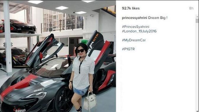 Syahrini saat menyambangi dealer mobil mewah di London, Inggris. (Instagram)