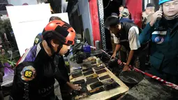 Telepon seluler milik korban ditemukan  usai kebakaran bar di Bangkok, Thailand, Senin, 13 Juli 2026. (AP Photo/Sakchai Lalit)