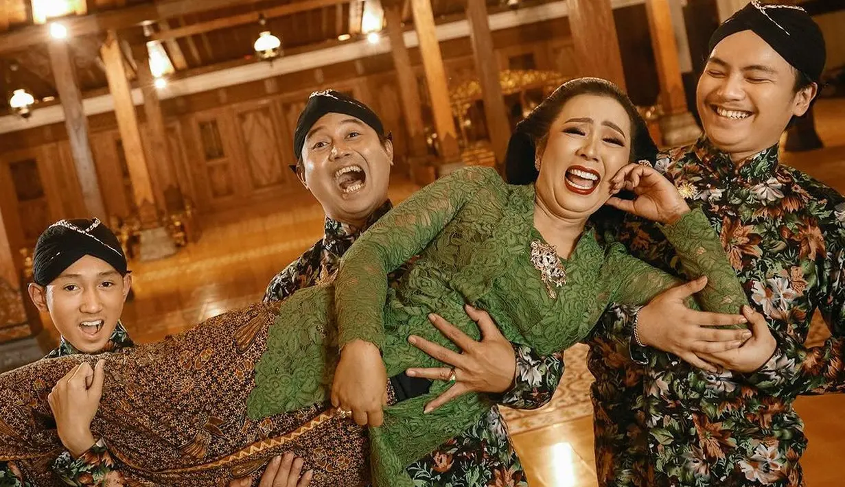<p>Soimah baru saja memamerkan foto keluarganya yang unik. Dilihat sekilas tak ada yang aneh, bahkan Soimah, suami dan anak-anaknya tampil elegan mengenakan baju adat Jawa. [Foto: Instagram/faralljibrill]</p>