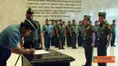 Citizen6, Jakarta: Penandatanganan Sertijab Kapusjianstra TNI oleh Panglima TNI Laksamana TNI Agus Suhartono dari Brigjen TNI Junias Lumban Tobing kepada Kolonel Inf Asep Subarkah Yusuf di Ruang Hening Mabes TNI Cilangkap. (Pengirim: Badarudin Bakri).