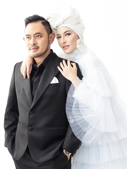 Ia kerap mengenakan gaya hijab nergaya pashmina hingga turban.