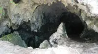 Gua Tujuh adalah gua yang dianggap sebagai peninggalan sejarah oleh masyarakat daerah Laweung. 