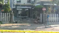 Kabid Humas Polda Jawa Timur, Kombes Pol Frans Barung Mangera, memastikan ledakan yang terdengar di Gereja Santa Maria di Jalan Ngagel Madya Utara, Surabaya, diduga bom bunuh diri. (Foto: Abidin/Suarasurabaya.net)