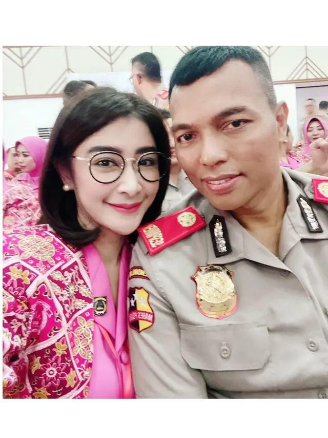 Jadi Ibu Bhayangkari, Ini 6 Pesona Uut Permatasari Kenakan Seragam