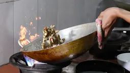 Foto pada 24 Agustus 2018 menunjukkan juru masak menyajikan hidangan olahan daging ular di sebuah restoran khusus provinsi Yen Bai, Vietnam. Masyarakat Vietnam dengan mudah dapat menemukan santapan daging ular ini di restoran. (AFP/Nhac NGUYEN)