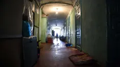 Seorang wanita melewati koridor komunal asrama untuk para pekerja pabrik tekstil Proletarka di Kota Tver, Rusia, 8 Agustus 2020. Zaman keemasan Proletarka diakhiri dengan pecahnya Uni Soviet dan datangnya ekonomi pasar yang membuka perbatasan bagi tekstil murah dari China. (Alexander NEMENOV/AFP)