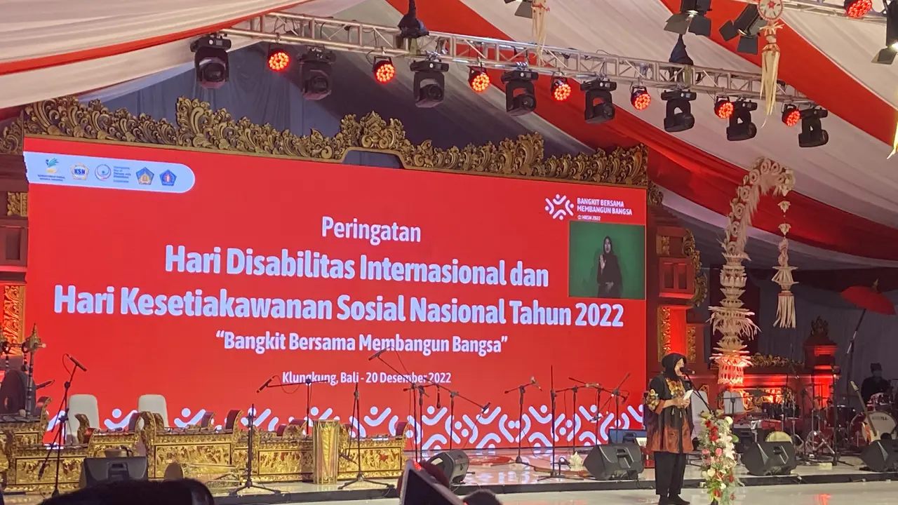 Menteri Sosial Tri Rismaharini dalam peringatan Hari Kesetiakawanan Sosial Nasional (HKSN) tahun 2022 di Bali.