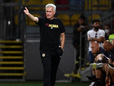 Sejak kedatangannya, Jose Mourinho disambut antusiasme besar oleh AS Roma. Giallorossi (julukan tim sepak bola AS Roma) memiliki harapan besar kepada pelatih berkewarganegaraan Portugal tersebut untuk dapat membawa mereka naik kelas. (Foto: AFP/Filippo Monteforte)