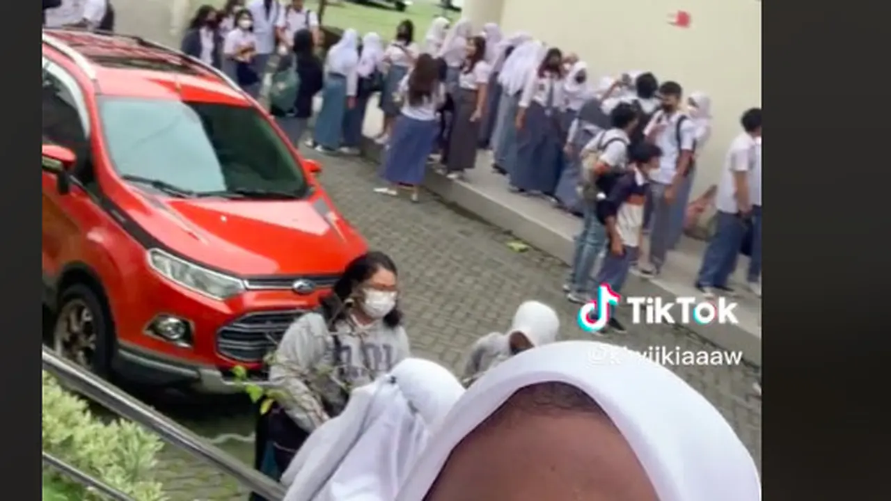 Viral Aksi Mahasiswa Ramai-Ramai Kuliah Pakai Seragam SMA