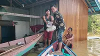 Relawan pendukung Ben-Ujang membagikan sembako untuk warga terdampak banjir di Katingan. (Istimewa).
