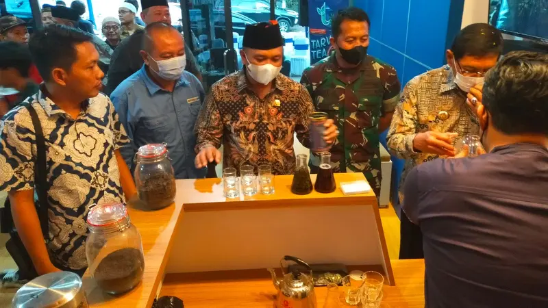 Pelaku usaha teh Tasikmalaya, Jawa Barat kembali bergeliat seiring penurunan kasus Covid-19.