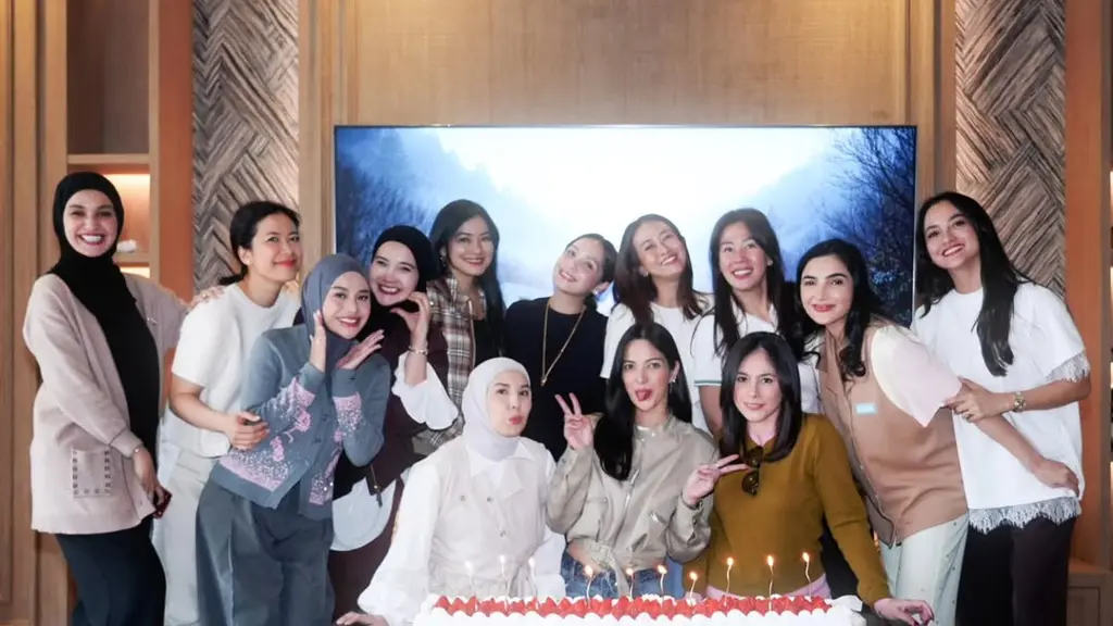 Sebagai Aries Babes, Nia Ramadhani, Tya Ariestya, dan Wulan Guritno rayakan ulang tahun bersama [@wulanguritno]