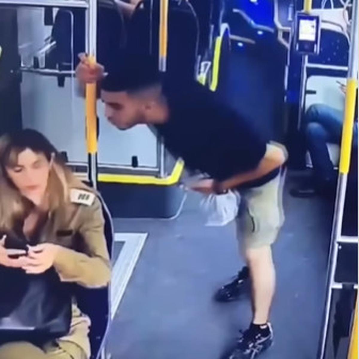 Apesnya Tentara Cantik Israel Diludahi Pemuda Ganteng di Dalam Bus, ini Videonya Benar-Benar Tepat di Wajah
