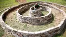 Seorang pria membuat taman di sekitar situs Piramida Matahari di Visoko, Bosnia dan Herzegovina, (27/7). Piramida Matahari yang diperkirakan berusia 29.000 tahun ini disebut-sebut sebagai satu-satunya piramida di Benua Eropa. (REUTERS/Dado Ruvic)