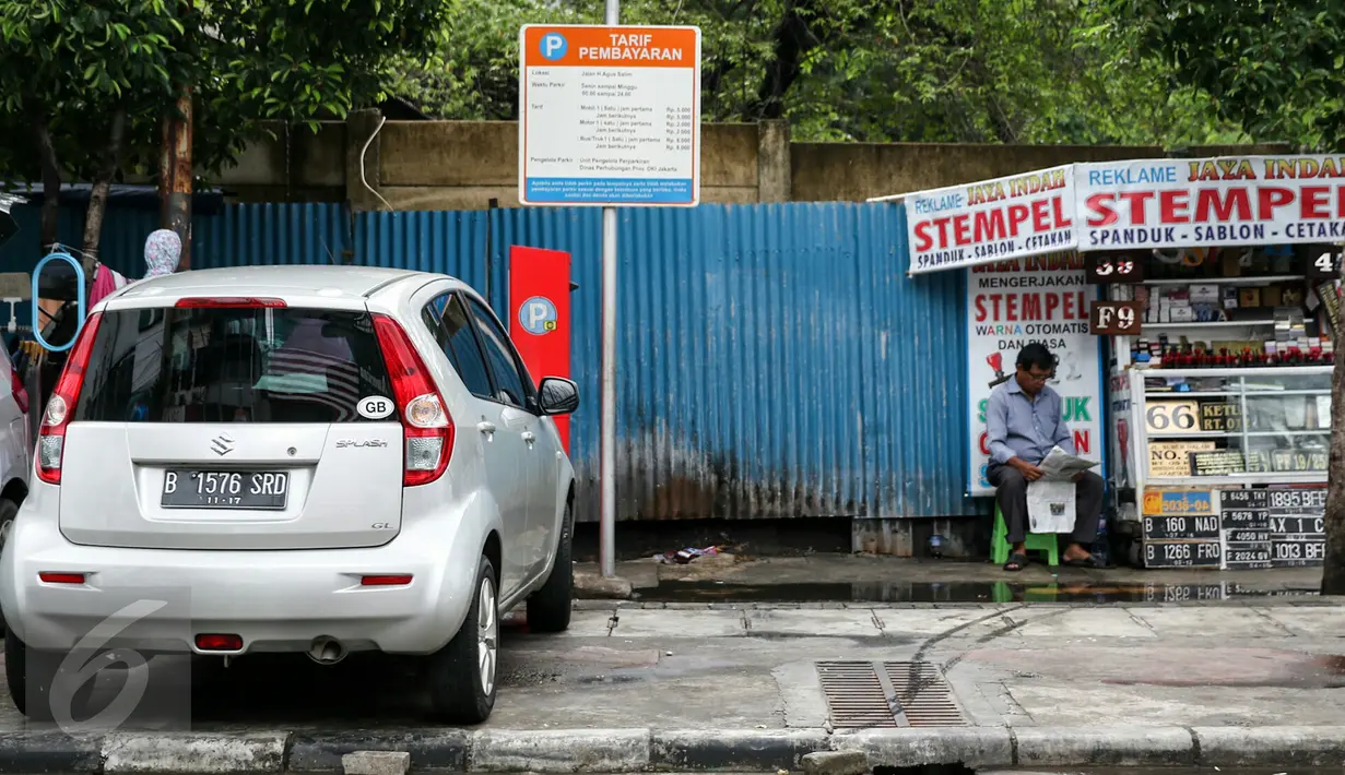 Kendaraan terparkir di ruas jalan yang menggunakan parkir meter, jalan Sabang, Jakarta, Kamis (25/2). Dishubtrans DKI telah menyiapkan anggaran sebesar Rp 20 Milliar. (Liputan6.com/Yoppy Renato)