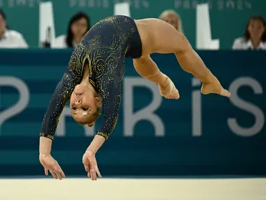 Pesenam Brasil, Flavia Saraiva berkompetisi dalam final beregu senam artistik putri Oliimpiade Paris 2024 di Bercy Arena, Selasa (30/7/20224). (Loic VENANCE / AFP)