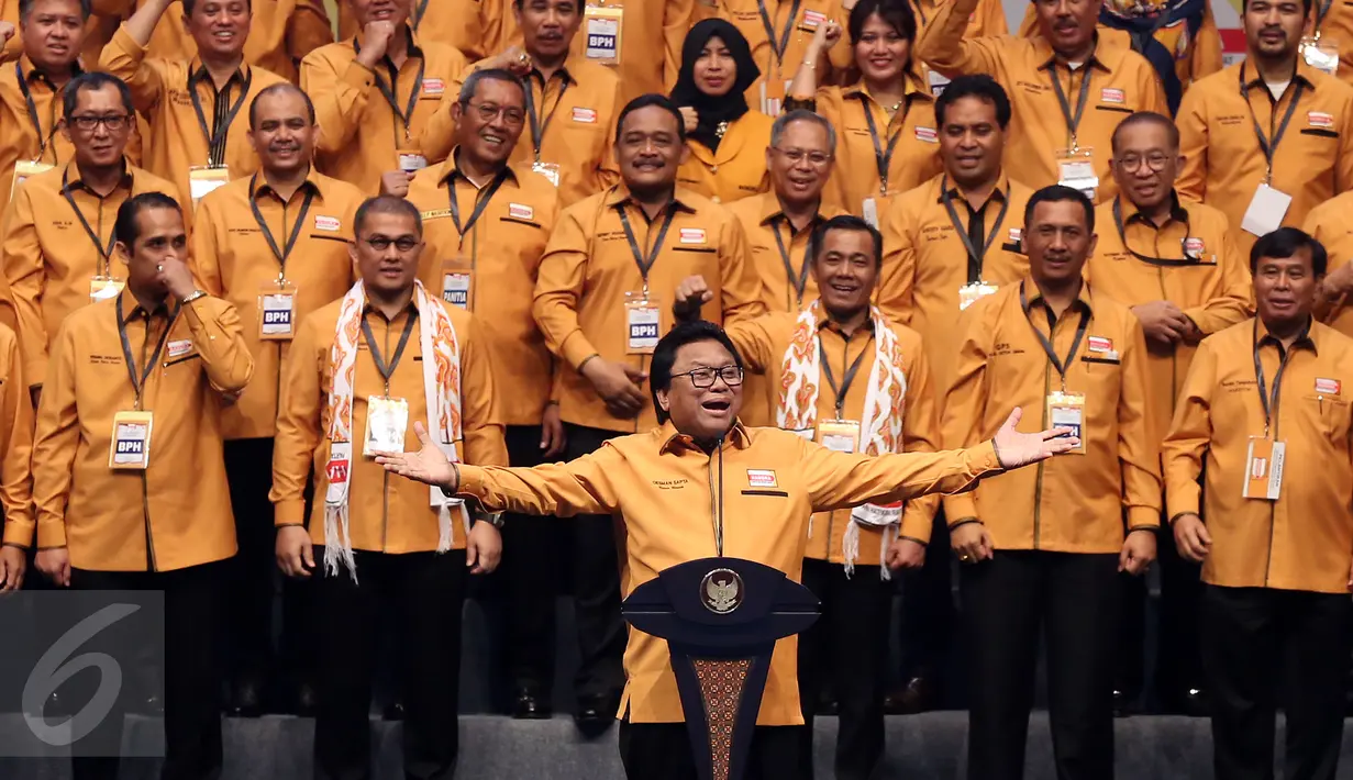 Ketua Umum Partai Hanura Oesman Sapta menyampaikan Pidato Politiknya saat acara Pelantikan Dewan Pimpinan Pusat Partai Hati Nurani Rakyat (Hanura) tahun 2016 - 2020 di Sentul International Convention Centre, Bogor, Rabu (22/02). (Liputan6.com/Johan Tallo)