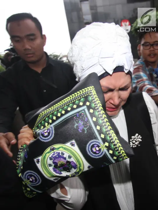 Tangis ibu tersangka Gubernur Jambi nonaktif Zumi Zola, Hermina usai menjalani pemeriksaan di Gedung KPK, Jakarta, Rabu (23/5). Hermina  menjalani dua pemeriksaan sebagai saksi untuk Zumi Zola dan Arfan. (Liputan6.com/Herman Zakharia)