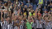 Juventus meraih gelar Coppa Italia setelah mengalahkan Lazio 2-1 dalam final di Stadion Olimpico, Roma, Italia. Rabu (20/5). (AFP PHOTO/ANDREAS SOLARO)