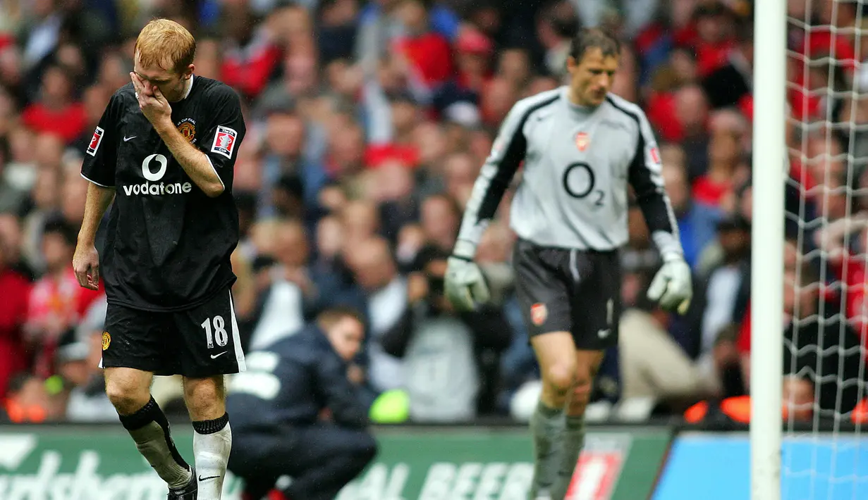 Gelandang Manchester United, Paul Scholes tampak kecewa setelah gagal mencetak gol ke gawang Arsenal dalam babak adu penalti pada laga final Piala FA 2004/2005 di Millennium Dome, Cardiff, Wales (21/5/2005). Manchester United gagal menjuarai Piala FA 2004/2005 setelah kalah 4-5 dari Arsenal di partai final melalui adu penalti setelah hingga babak perpanjangan waktu skor masih sama kuat 0-0. Satu-satunya pemain MU yang gagal dalam adu penalti adalah Paul Scholes sebagai penendang kedua. (AFP/Adrian Dennis)