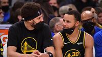 Duo Golden State Warriors Klay Thompson dan Stephen Curry pada laga NBA 2021/2022. (AFP/Justin Ford)