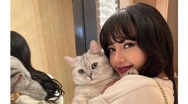 Lisa Blackpink dan kucingnya. (Instagram/ lalalalisa_m)