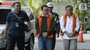 Direktur Utama Perum Perindo, Risyanto Suanda (kiri) dan Ibnu Ghopur penyuap Bupati Sidoarjo Saiful Ilah (kanan) berjalan masuk akan menajalani pemeriksaan oleh penyidik di Gedung KPK, Jakarta, Kamis (16/1/2020).  (merdeka.com/Dwi Narwoko)