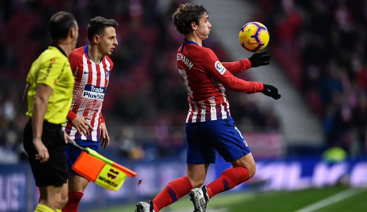 Striker Atletico Madrid, Antoine Griezmann mengontrol bola saat bertanding melawan Espanyol pada lanjutan Liga Spanyol di stadion Wanda Metropolitano di Madrid (22/12/2018). Barcelona dirumorkan kembali menaruh minat terhadap Antoine Griezmann. (AFP Photo/Oscar Del Pozo)