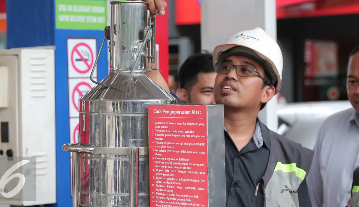 Petugas melakukan pengecekan tera meter BBM di SPBU Abdul Muis Jakarta, Rabu (17/2). Pengecekan tersebut untuk mengetahui agar tidak ada kecurangan dan memastikan takaran yang pas bagi para pengguna BBM. (Liputan6.com/Angga Yuniar)