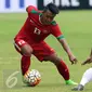 Gelandang Timnas Indonesia U-22, Febri Hariyadi (kiri) mencoba melewati pemain Myanmar, Phyo Ko Ko Then saat laga persahabatan di Stadion Pakansari, Kab Bogor, Selasa (21/3). Timnas Indonesia U-22 kalah 1-3 dari Myanmar. (Liputan6.com/Helmi Fithriansyah)