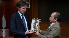 Dubes  Amerika Serikat untuk Indonesia Robert O. Blake (kiri) menerima cinderamata dari Menteri Desa, PDTT Marwan Jafar di Kantor Kemendes PDTT, Jakarta, Kamis (3/3/2016). (Wahyu Wening)