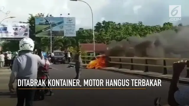 Sebuah motor terbakar akibat ditabrak kontainer di sebuah jembatan di Pare Pare, Sulawesi Selatan.