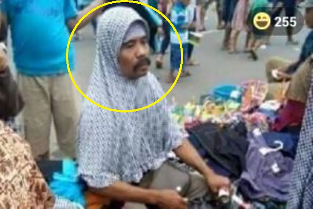 Bapak-bapak Kumisan Jual Jilbab di Tanah Abang Bikin Heboh