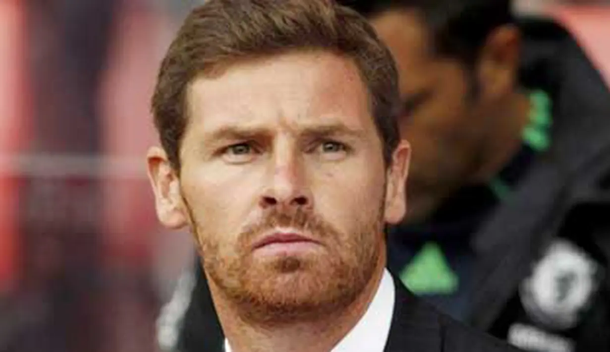 Ekspresi manajer Chelsea Andre Villas-Boas jelang kick-off laga lawan Stoke City di pekan pertama Liga Premier yang berlangsung di The Brittannia Stadium, Stoke-on-Trent, 14 Agustus 2011. Skor 0-0. AFP PHOTO / IAN KINGTON