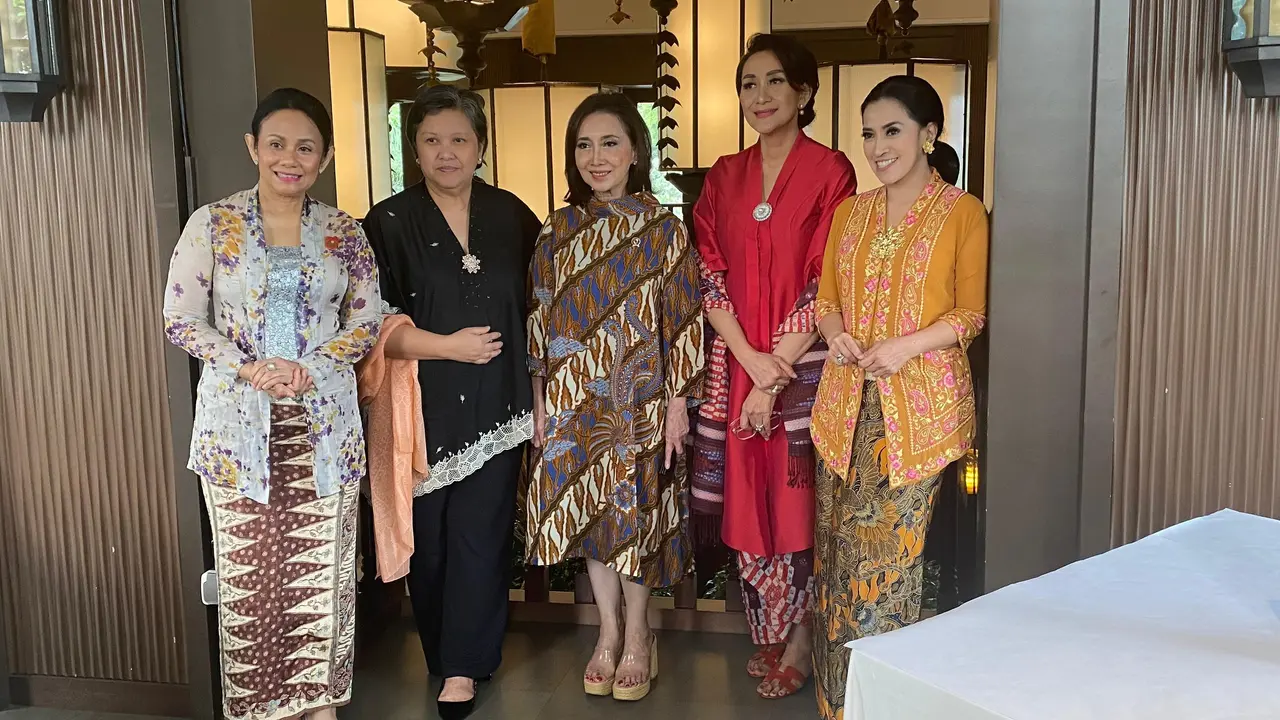 Anggota Wantimpres Putri Kus Wisnu Wardani (tengah) mengajak para perempuan Indonesia mempopulerkan kembali kebaya dan turut menyemarakkan Hari Kebaya Nasional (HKN) pada 24 Juli 2024. (Istimewa)