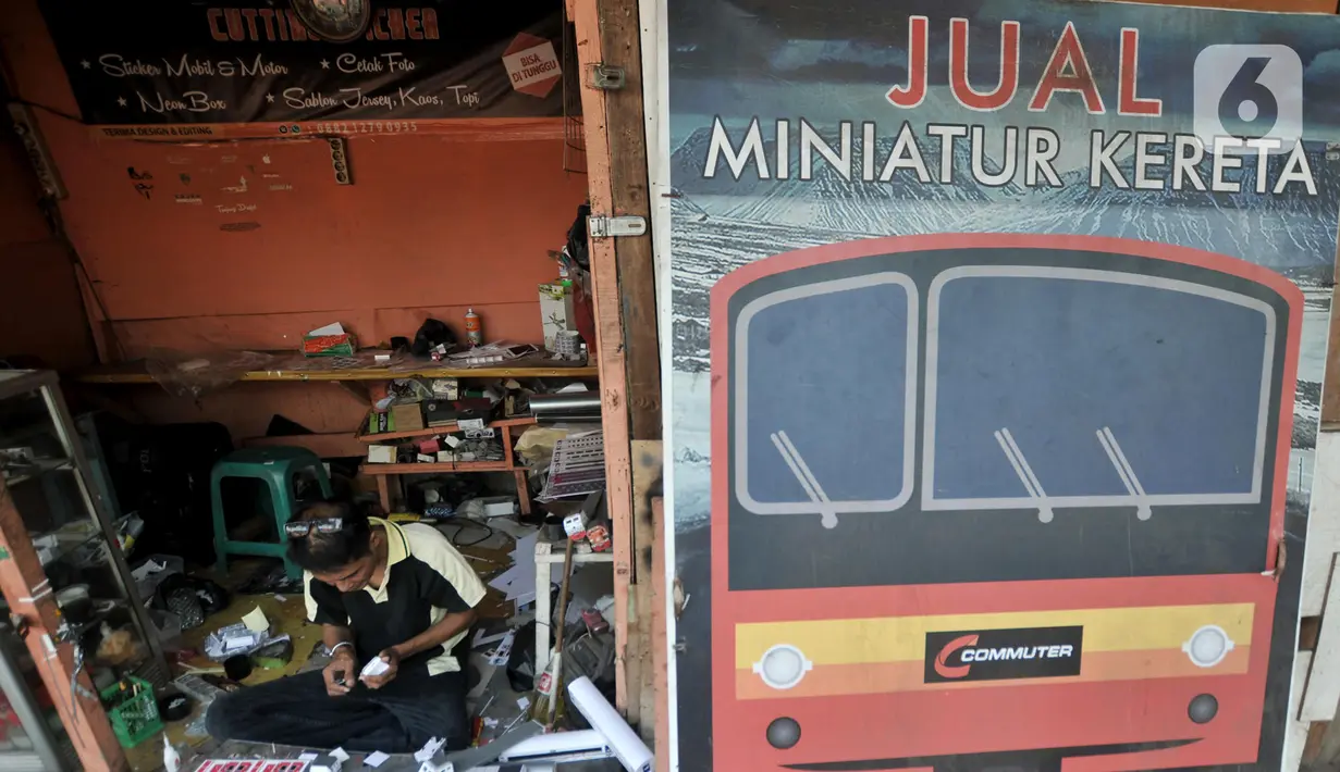 Iskandar (52) menyelesaikan pembuatan miniatur kereta api di kawasan Manggarai, Jakarta, Kamis (21/11/2019). Kereta api buatan Iskandar ini telah menembus pasar hingga luar jawa, bahkan Singapura dan Brunei dengan omzet mencapai Rp22 juta per bulan. (merdeka.com/Iqbal S. Nugroho)