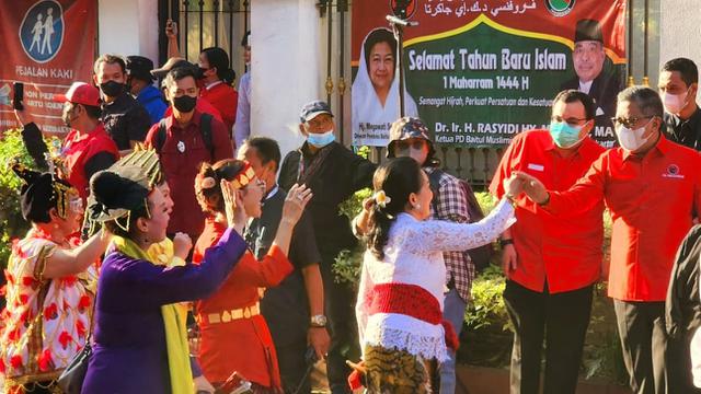 Partai Demokrasi Indonesia Perjuangan (PDIP) bertolak menuju Kantor Komisi Pemilihan Umum atau KPU.