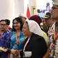 Presiden Jokowi menyalami pemuka agama saat silaturahmi di Bogor, Jawa Barat, Sabtu (10/2). Menurut Jokowi, komitmen para pemuka agama menjadikan Indonesia dikenal sebagai negara yang menjunjung toleransi oleh dunia. (Liputan6.com/Pool/Biro Setpres)