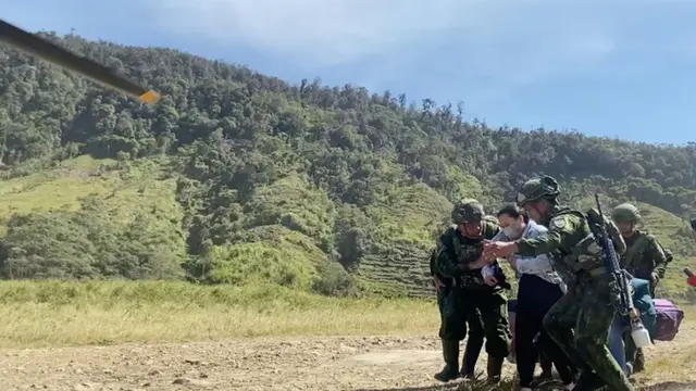 Momen evakuasi istri almarhum Aris Sanda, sopir yang tewas di Papua Pegunungan, Sinta Bilolo. (Dok. Istimewa)