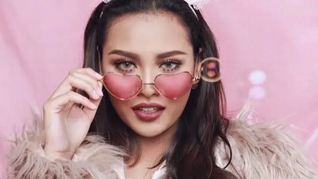 [Bintang] Mirip Boneka Barbie, Makeup Aurel Hermansyah Bikin Pangling